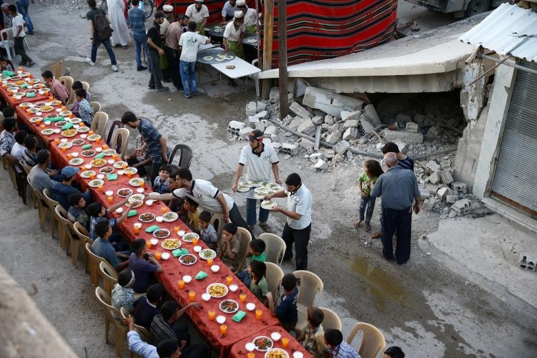 Mọi người tập trung ăn bữa Iftar trong  tháng ăn chay Ramadan tại khu Douma do lực lượng nổi dậy Syria kiểm soát ở thủ đô Damascus.