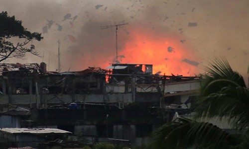 Chiến dịch giải phóng Marawi vẫn diễn ra ác liệt khi quân đội Philippines mở cuộc tấn công mới với quyết tâm giải phóng thành phố vào cuối tuần này. Ảnh: Đám cháy tại một địa điểm ở thành phố Marawi sau khi bị máy bay OV-10 Bronco của quân đội Philippines không kích.