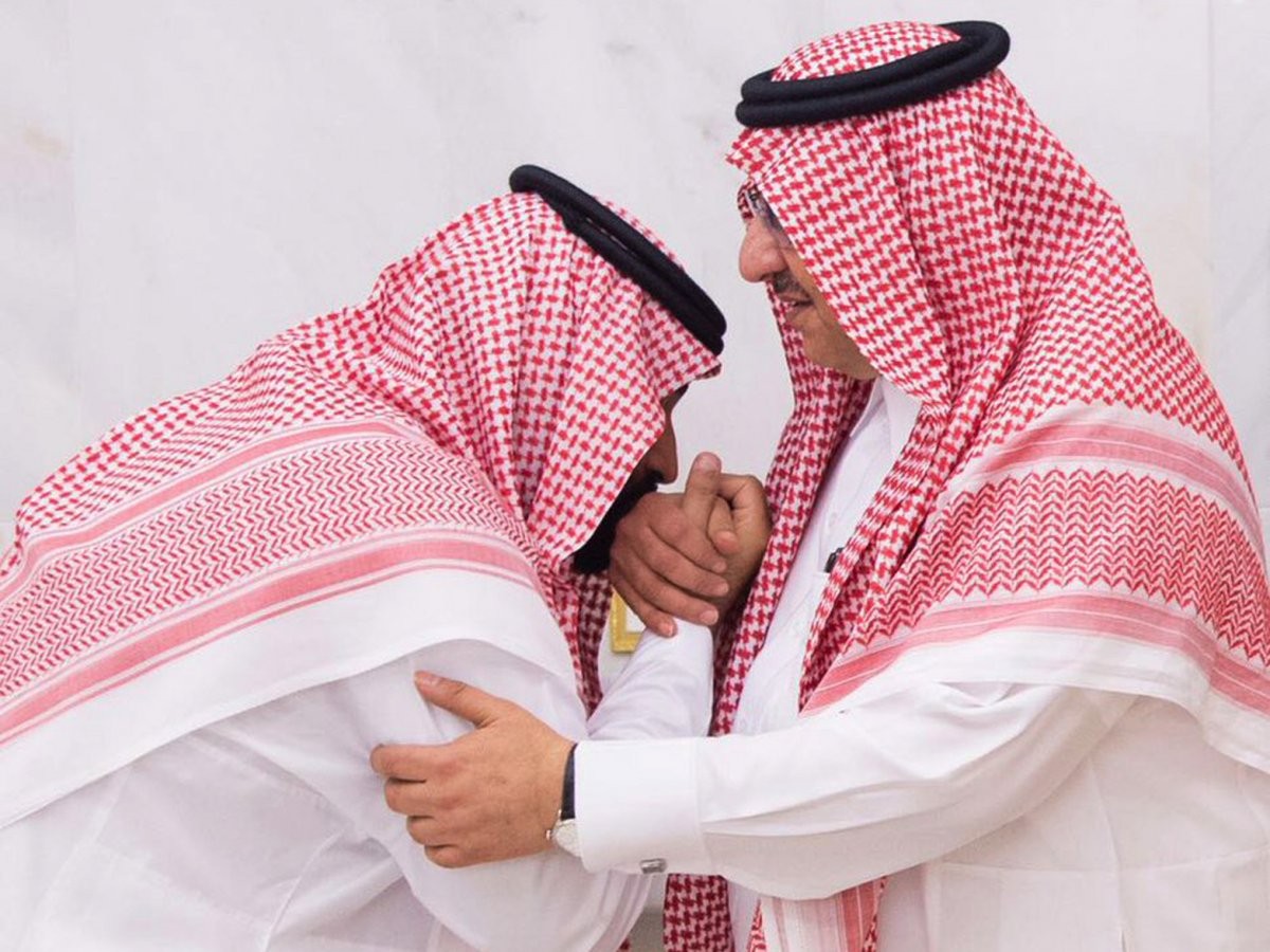 Phó Thái tử Mohammed bin Salman (trái) đã được vua cha bổ nhiệm làm  Thái tử kế vị của Ả-rập Xê-út hôm 21/6, thay thế người anh em họ Mohammed bin Nayef (phải). Ảnh: BI.