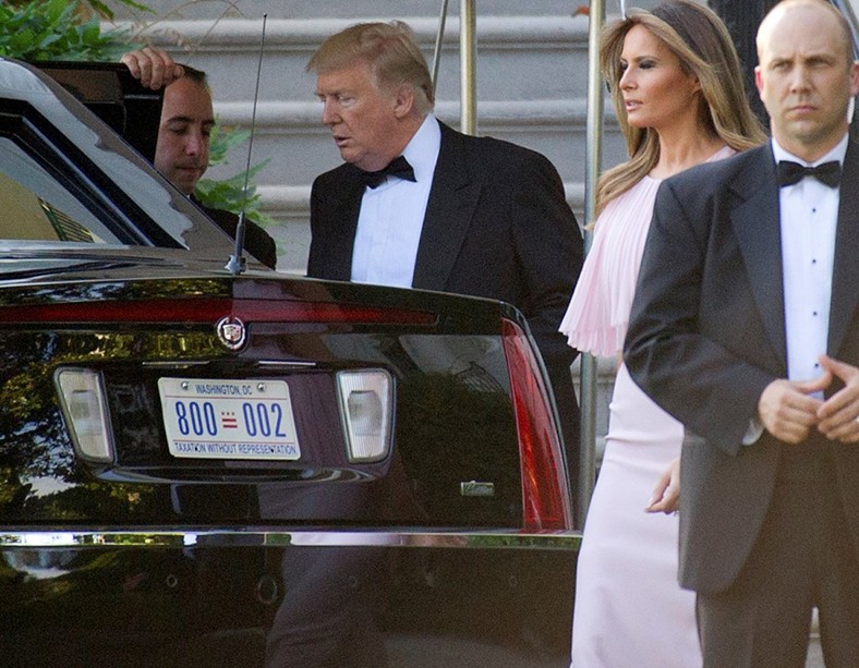 Tổng thống Donald Trump và Đệ nhất phu nhân Melania đã tới  đám cưới hoành tránh của Bộ trưởng Tài chính Mỹ Steve Mnuchin (54 tuổi) và nữ diễn viên Louise Linton (36 tuổi). Ảnh: Vợ chồng ông Trump đang rời Nhà Trắng hôm 24/6. Ảnh: BI.