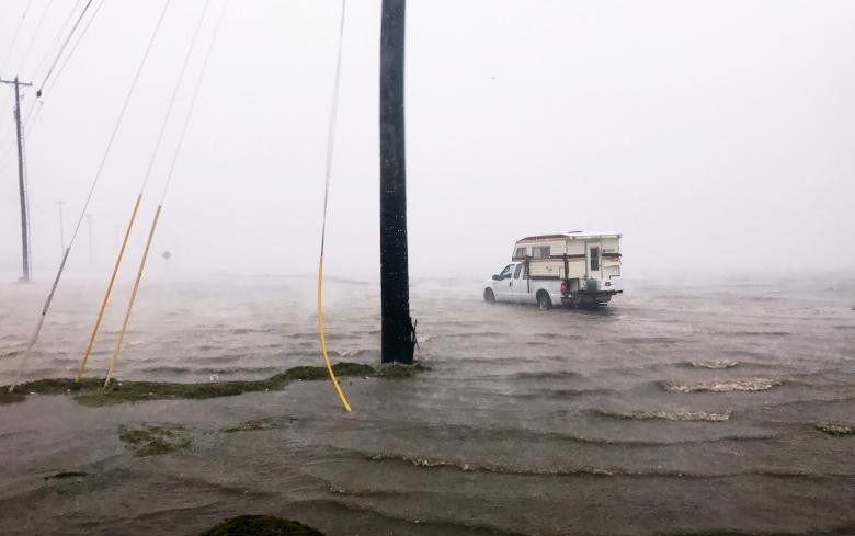 The Sun đưa tin ngày 26/8,  siêu bão Harvey mang theo mưa lớn và gió mạnh đã đổ bộ vào bang Texas. Ảnh: Reuters.