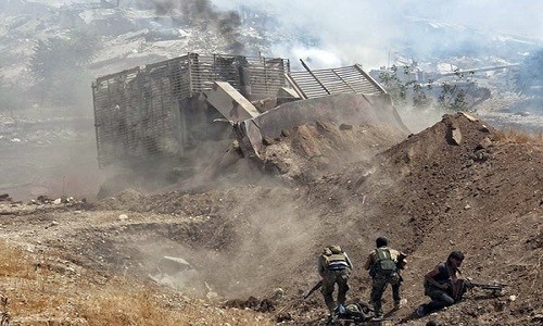 Hãng Fars (Iran) đưa tin,  quân đội Syria tấn công dữ dội, bắn một loạt tên lửa nhằm vào các tuyến phóng thủ của nhóm khủng bố Faylaq al-Rahman và Mặt trận al-Nusra ở khu vực phía đông thủ đô Damascus. Ảnh: FNA.