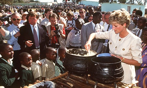  Công nương Diana làm từ thiện tại trung tâm tị nạn Nemazura ở Zimbabwe năm 1993. Ảnh: ATI.