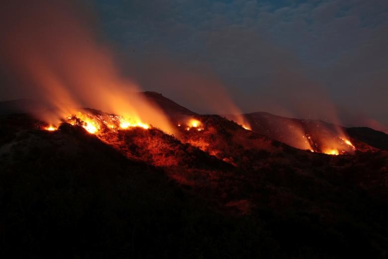 Reuters cho biết, vụ  cháy rừng lớn nhất trong lịch sử Los Angeles, bùng phát ở khu vực hẻm núi La Tuna từ ngày 1/9, đã khiến hơn 700 hộ gia đình phải sơ tán. Ảnh: Reuters.