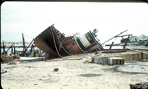 1. Bão Carla, 1961: Khởi đầu từ vùng áp thấp nhiệt đới ở biển Caribbean ngày 3/9/1961, Carla trở thành bão lớn, sau đó đổ bộ khu vực Port O'Connor và Port Lavaca ở bang Texas, Mỹ, với sức gió lên tới 280 km/h. Đây là  cơn bão khốc liệt nhất ở Đại Tây Dương theo Chỉ số về sự khắc nghiệt của bão (SHI), hệ thống đo lường sức mạnh và sức phá hủy của các cơn bão. Carla gây ra 18 cơn lốc xoáy, khiến 46 người thiệt mạng và hơn 450 người bị thương, gây thiệt hại hơn 400 triệu USD, phá hủy gần 2.000 ngôi nhà ở Texas. Ảnh: victoriaadvocate.com.