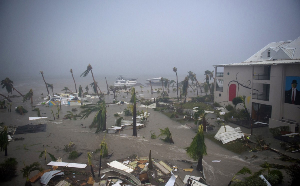 Theo The Atlantic, ít nhất 10 người thiệt mạng sau khi  siêu bão Irma cày nát vùng Caribe. Trong đó, đảo Saint Martin được cho là nơi chịu ảnh hưởng nặng nề nhất. Ảnh: Cảnh tượng ngập lụt xung quanh khách sạn Mercure ở Marigot trên đảo Saint Martin hôm 6/9. Ảnh: Atlantic.