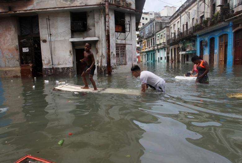  Siêu bão Irma đã càn quét qua Cuba và gây ngập lụt kinh hoàng tại nhiều khu vực, trong đó có thủ đô La Habana. Ảnh: Reuters.