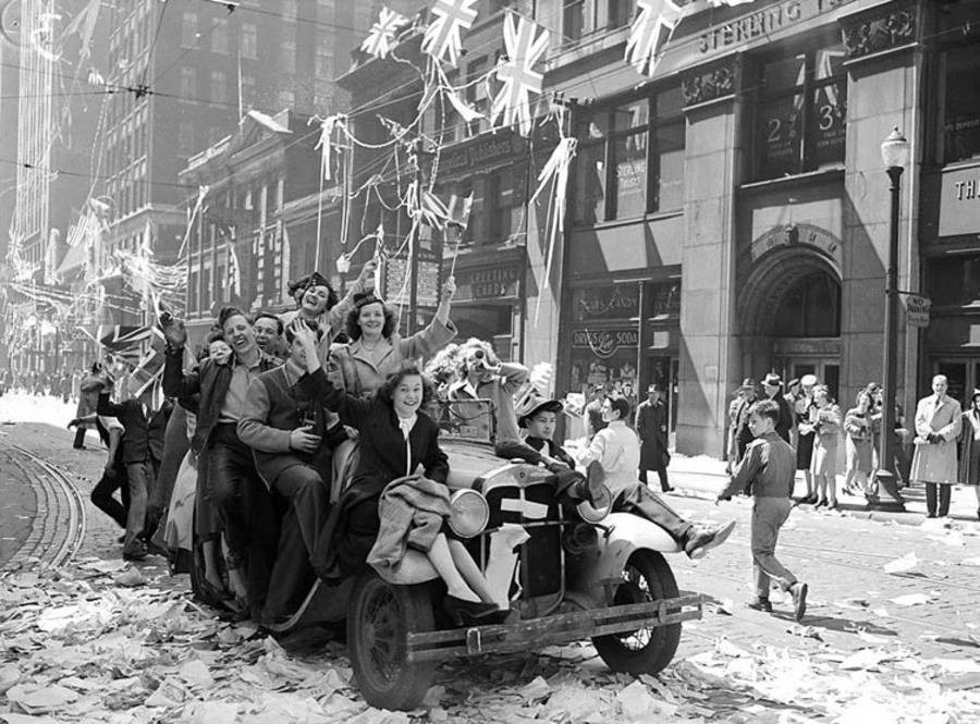 Không khí mừng chiến thắng trong  Thế chiến II trên đường phố Bay, Toronto, Canada, ngày 7/5/1945. Ảnh: ATI.