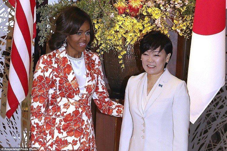  Đệ nhất phu nhân Nhật Bản Akie Abe, 55 tuổi, gặp bà Michelle Obama, phu nhân cựu Tổng thống Mỹ Barack Obama, tại Đại hội đồng Liên Hợp Quốc hồi năm 2014 và hai vị phu nhân được cho là nhanh chóng trở thành bạn thân. Ảnh: AP.