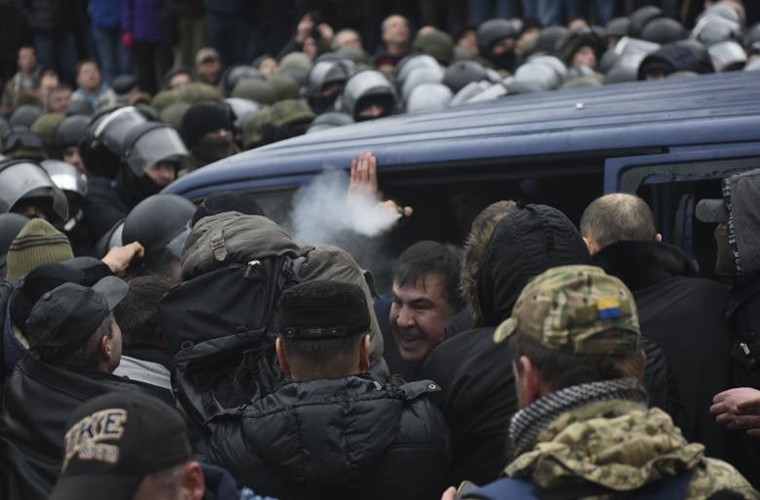 Theo hãng thông tấn Reuters,  cựu Tổng thống Gruzia Mikhail Saakashvili đã được những người ủng hộ “giải cứu” ngoạn mục ngay sau khi ông bị lực lượng an ninh Ukraine bắt giữ tại thủ đô Kiev hôm 5/12.