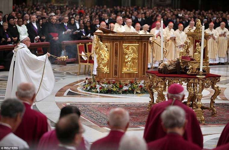 Trong  đêm Giáng sinh 24/12, Giáo hoàng Francis đã chủ trì lễ cầu nguyện tại Vương cung thánh đường Thánh Peter ở Vatican với sự tham dự của hàng chục nghìn người. Ảnh: Reuters.