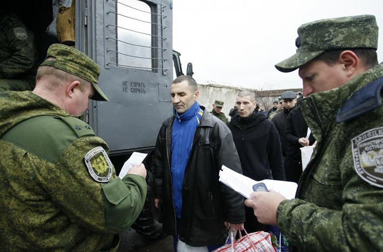 Theo hãng thông tấn Reuters,  cuộc trao đổi tù binh lớn nhất ở Ukraine đã diễn ra gần thành phố Horlivka ở vùng Donetsk ngày 27/12, ngay trước thềm năm mới 2018. Ảnh: Reuters.