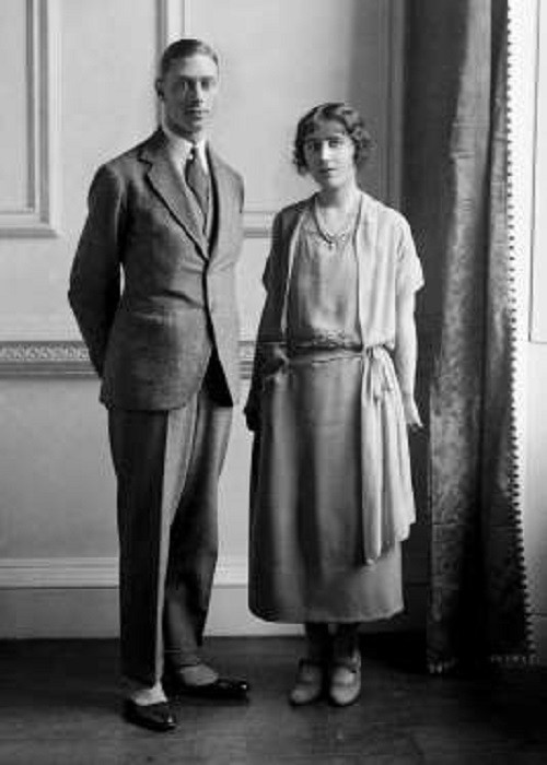 Quốc vương George VI của Anh và Hoàng hậu Elizabeth Bowes-Lyon trong bức ảnh đính hôn chính thức năm 1923. Ảnh: PA.