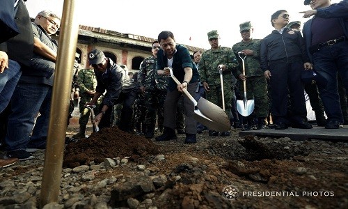 Ngày 30/1, Tổng thống Philippines Rodrigo Duterte đã dự lễ động thổ một căn cứ quân sự tại Tòa Thị chính cũ của thành phố Marawi, hơn 3 tháng sau khi nơi này được giải phóng hoàn toàn khỏi tay phiến quân thân IS. (Nguồn ảnh: Presidential Photos)