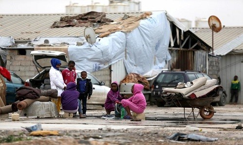 Theo Reuters, cuộc nội chiến Libya 6 năm trước đã khiến hàng chục nghìn người dân ở Tawergha phải rời bỏ nhà cửa đi lánh nạn. Kể từ đó, Tawergha bị bỏ hoang và không khác gì một “ thị trấn ma”. Ảnh: Các em nhỏ Libya đến từ thị trấn Tawergha tập trung tại khu trại tị nạn tạm bợ ở thành phố Benghazi hôm 4/2. (Nguồn ảnh: Reuters)