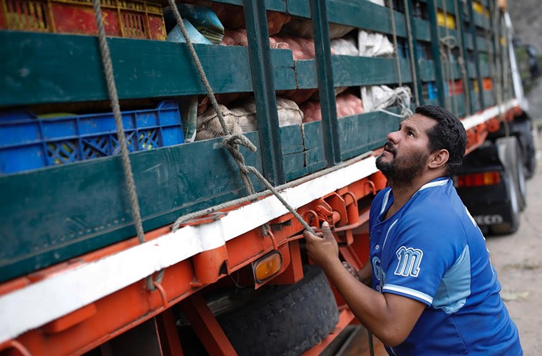 Theo Reuters, khi màn đêm dần buông xuống là lúc lái xe tải Humberto Aguilar bắt đầu cuộc hành trình kéo dài 900 km từ thị trấn La Grita ở Tây Venezuela. (Nguồn ảnh: Reuters)