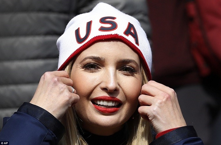 Theo Daily Mail, ngày 25/2, Ivanka,  con gái của Tổng thống Trump, đã cổ vũ nhiệt tình cho đội tuyển Bobsleigh của Mỹ thi đấu trong ngày thứ 16 của Thế vận hội Mùa đông PyeongChang đang diễn ra tại Hàn Quốc. Ảnh: AP.