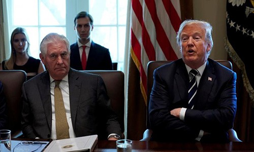 Ngày 13/3/2018, Tổng thống Mỹ Donald Trump thông báo quyết định cách chức Ngoại trưởng Rex Tillerson. Theo một quan chức Nhà Trắng, quyết định thay Ngoại trưởng Mỹ của ông Trump nhằm chuẩn bị cho các cuộc đàm phán sắp tới với Triều Tiên. Trước đó, ông Tillerson từng đưa ra nhiều ý kiến bất đồng với quan điểm của Tổng thống Trump. (Nguồn ảnh: Reuters)