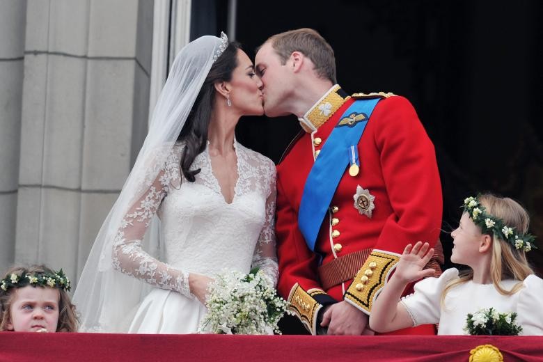 Ngày 29/4/2011, lễ cưới của Hoàng tử Anh William, Công tước xứ Cambridge, và cô dâu Kate Middleton đã diễn ra tại Tu viện Westminster. Theo ước tính,  đám cưới Hoàng gia này đã thu hút 2 tỉ người xem trên toàn thế giới và 24,5 triệu người đã có mặt theo dõi sự kiện này tại Anh. (Nguồn ảnh: Reuters)