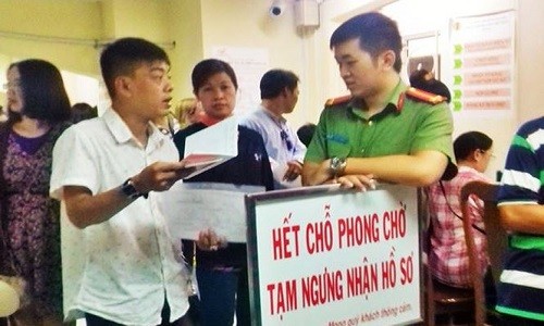 Để làm  hộ chiếu, nhiều người phải đi từ sáng sớm để xếp hàng nhưng khoảng 10 giờ cơ quan này đã phải chăng biển ngừng đón nhận người làm thủ tục do không còn chỗ để chờ. Với mức thu phí 200.000 đ/hộ chiếu, có những ngày nơi đây thu vào ngân sách hàng trăm triệu đồng, nhưng cảnh chờ đợi, chen lấn, mệt mỏi vẫn bao trùm trong phòng làm thủ tục.