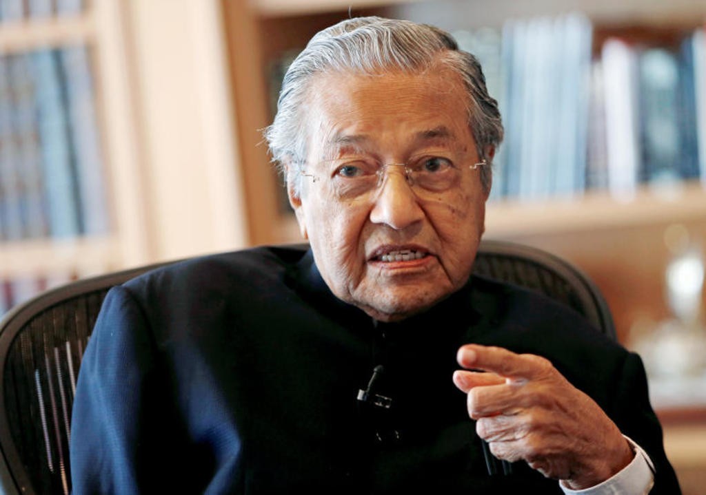 Ông Mahathir bin Mohamad trở thành vị  Thủ tướng cao tuổi nhất trong lịch sử thế giới sau khi liên minh Đảng Pakatan Harapan (PH) của ông giành chiến thắng áp đảo trong cuộc tổng tuyển cử Malaysia hôm 9/5. Ảnh: Reuters.