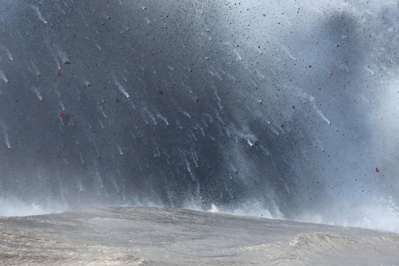 Theo hãng thông tấn Reuters, dòng dung nham nóng chảy từ núi lửa Kilauea đã đổ xuống Thái Bình Dương. Dung nham và nước biển gặp nhau tạo ra đám mây hơi nước chứa đầy axit, có thể làm tổn hại da và mắt, đồng thời gây ra các vấn đề về hô hấp cho con người. (Nguồn: Reuters)