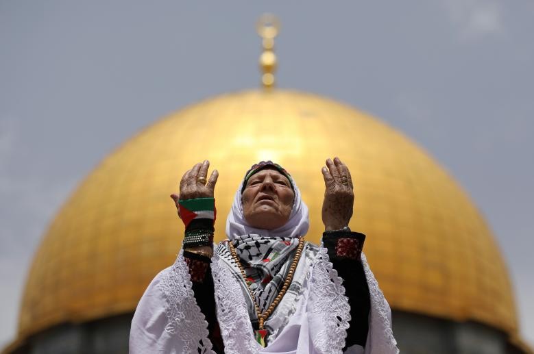 Người phụ nữ Palestine cầu nguyện ở thành phố cổ Jerusalem hôm 25/5 trong  tháng ăn chay Ramadan. (Nguồn ảnh: Reuters)