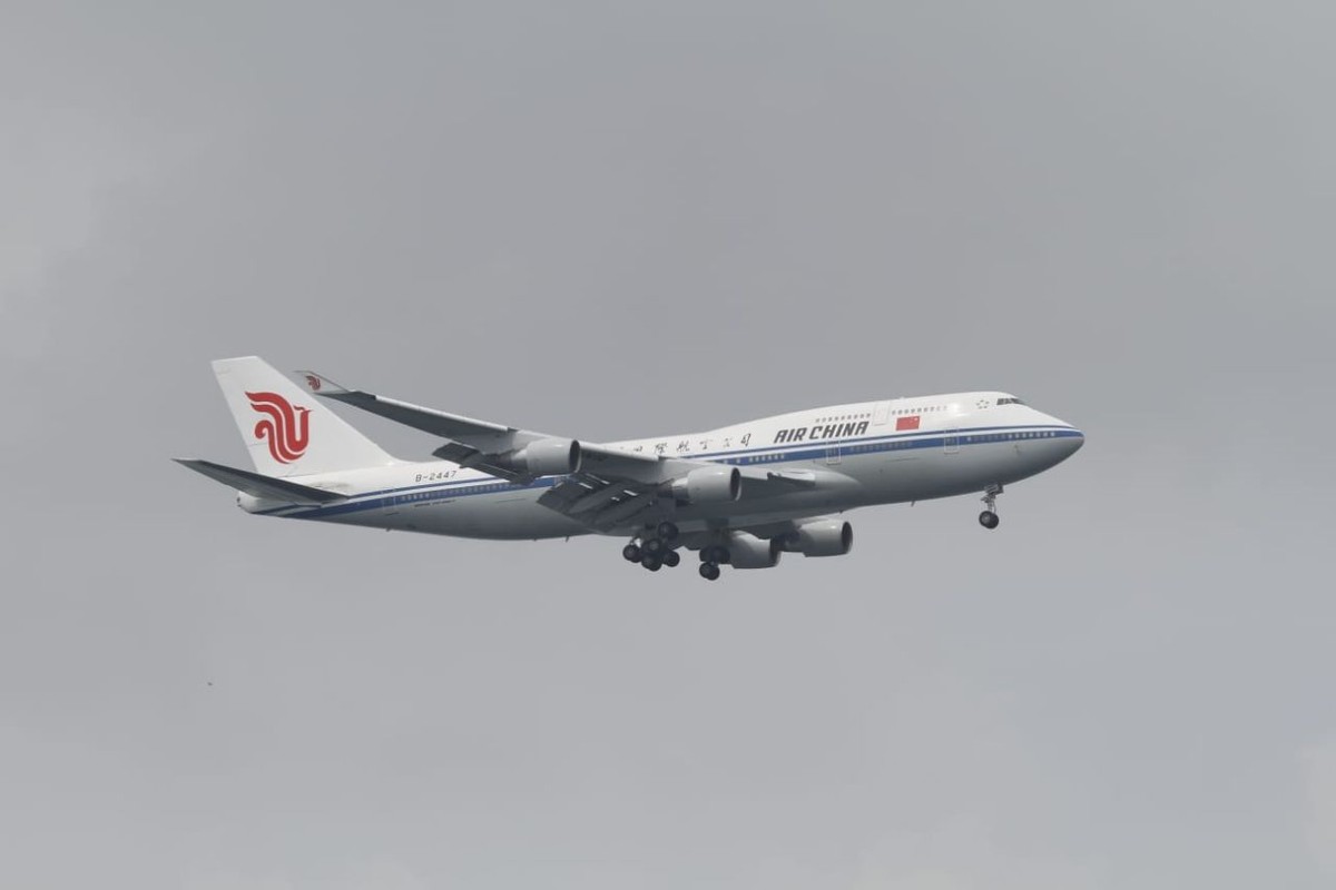 Khoảng 14h35 chiều 10/6 (giờ địa phương), máy bay Boeing 747 của hãng hàng không Air China (Trung Quốc) chở nhà lãnh đạo Triều Tiên  Kim Jong-un đã tới Singapore, hai ngày trước khi Thượng đỉnh Mỹ-Triều chính thức diễn ra. Ảnh: ST.