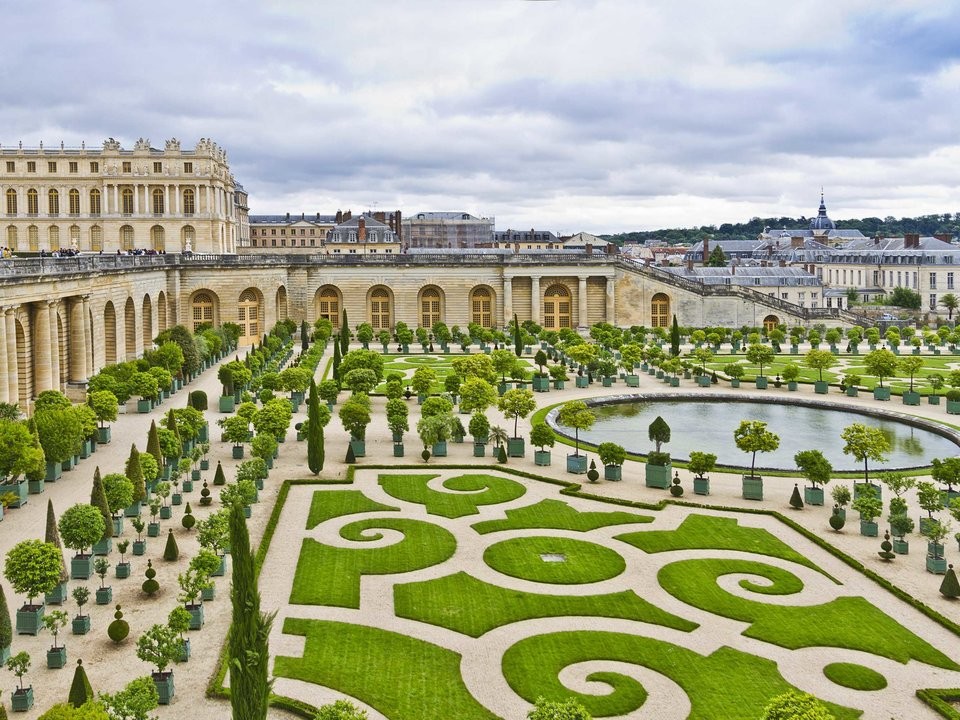 Vườn Versailles với hơn 200 nghìn cây xanh là một trong những  khu vườn đẹp nhất thế giới, nằm ở phía tây Cung điện Versailles ở Pháp. Năm 1979, lâu đài cùng vườn khu vườn này đã được tổ chức UNESCO xếp hạng Di sản thế giới. (Nguồn ảnh: Business Insider)