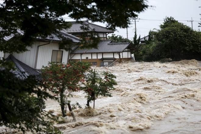 Theo Japan Times, mưa lớn ở Nhật Bản những ngày qua đã gây ra lũ lụt và sạt lở đất nghiêm trọng tại các khu vực ở miền tây nước này, khiến ít nhất 50 người thiệt mạng và 50 người khác mất tích. Ảnh: Reuters.