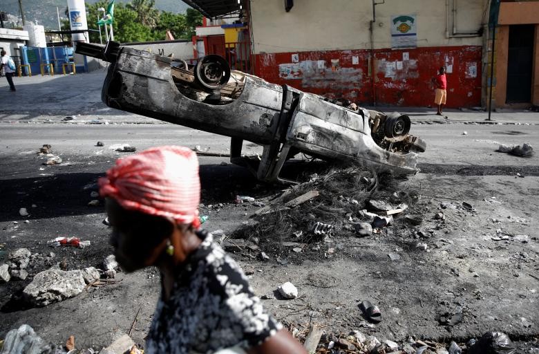 Theo hãng thông tấn Reuters, người biểu tình đã phong tỏa nhiều đường phố ở  Haiti hôm 8/7 và nhiều cửa hàng bị đập phá, cướp bóc trong ngày thứ ba cuộc biểu tình bạo lực bùng phát nhằm phản đối kế hoạch tăng giá xăng dầu của Chính phủ nước này. (Nguồn ảnh: Reuters)