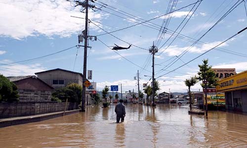 Theo Japan Times, tính đến cuối ngày 9/7, tổng số người thiệt mạng do  mưa lũ ở Nhật Bản những ngày qua đã lên tới con số 126, khoảng 11 nghìn người phải sơ tán và 86 người khác vẫn mất tích. Ảnh: Reuters.