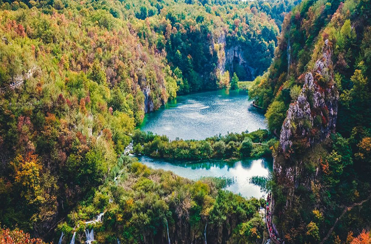 Vườn quốc gia hồ Plitvice là vườn quốc gia lớn nhất của  đất nước Croatia và cũng là vườn quốc gia lâu đời nhất khu vực Đông Nam Châu Âu. Nơi đây có tới 16 hồ nước giàu khoáng chất cùng rất nhiều thác nước. (Nguồn ảnh: Getty)