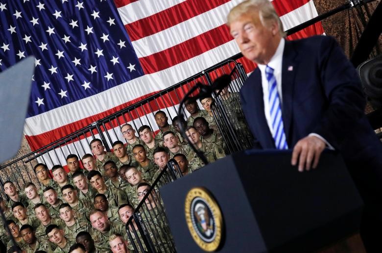 Ngày 13/8, sau kỳ nghỉ 12 ngày ở New Jersey,  Tổng thống Trump đã tới thăm căn cứ Fort Drum ở New York và tại đây, ông đã ký ban hành Luật Ủy quyền Quốc phòng (NDAA) trị giá 716 tỷ USD cho năm tài khóa 2019. (Nguồn ảnh: Reuters)