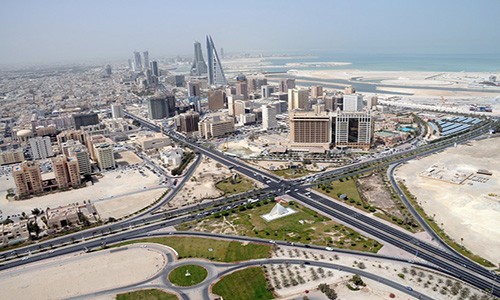 Bahrain là một đảo quốc được hình thành từ hơn 30 hòn đảo trên Vịnh Ba Tư. Với tổng diện tích 780 km2,  đất nước Bahrain là quốc gia nhỏ thứ ba tại châu Á sau Maldives và Singapore. Tính đến tháng 1/2016, dân số của đất nước này ước tính là gần 1,34 triệu người. Ảnh: Justfunfact.