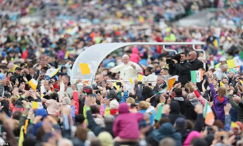 Theo báo Daily Mail, hàng trăm nghìn người đã tập trung tại công viên Phoenix Park ở thủ đô Dublin để tham dự buổi Thánh Lễ do Đức  Giáo hoàng Francis chủ trì hôm 26/8, trước khi ông trở về Vatican, kết thúc chuyến thăm kéo dài hai ngày tới Ireland. (Nguồn ảnh: Daily Mail)