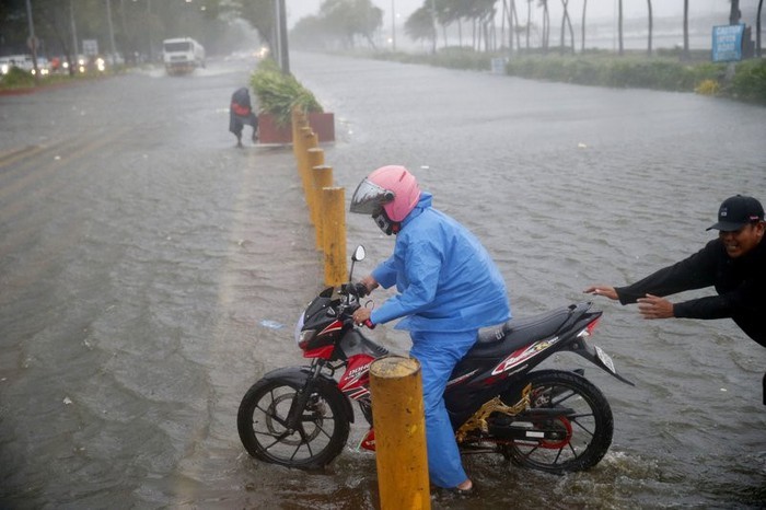 Sau khi đổ bộ vào phía bắc đảo Luzon, Philippines, rạng sáng 15/9,  siêu bão Mangkhut đã rời đất liền và tiến đến miền Nam Trung Quốc, theo South China Morning Post. Khu vực cơn bão quét qua tại Philippines có hơn 10 triệu dân đang sinh sống. Nhiều hộ gia đình đã mất nhà cửa sau mùa bão năm 2017 đang sống trong các căn nhà gỗ tạm bợ. Ảnh: AP.