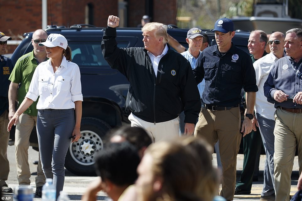 Theo Daily Mail, ngày 15/10, Tổng thống Trump và Đệ nhất phu nhân Mỹ Melania đã rời Nhà Trắng tới bang Florida, khu vực chịu ảnh hưởng nặng nề bởi siêu bão Michael vào tuần trước. Ảnh: AP.