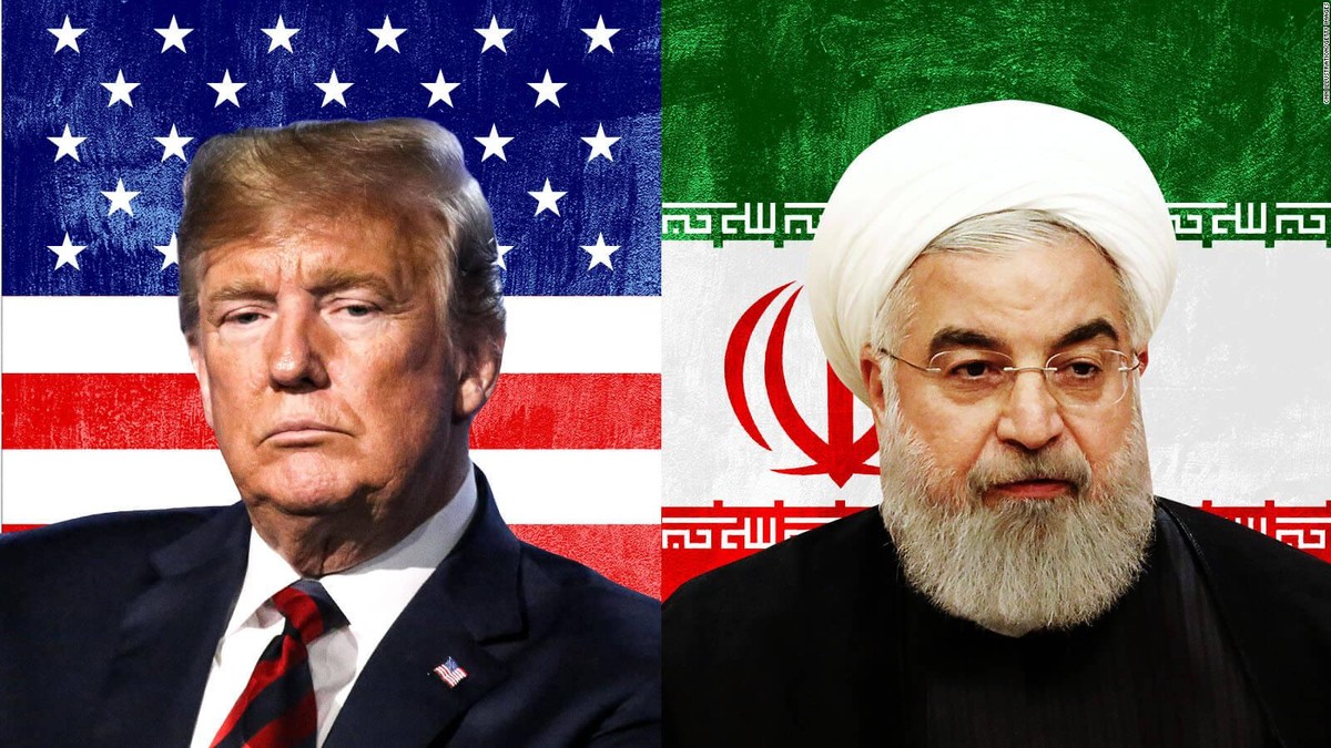 Thậm chí, mối quan hệ Mỹ-Iran càng trở nên xấu đi khi mới đây Washington tuyên bố tất cả các lệnh trừng phạt nhằm vào Iran sẽ được Mỹ khôi phục và có hiệu lực từ ngày 5/11. Cụ thể, hơn 700 cá nhân và thực thể đã bị liệt vào danh sách trừng phạt liên quan đến Iran. Ảnh: Tổng thống Trump (trái) và người đồng cấp Iran Rouhani. Ảnh: CNN.