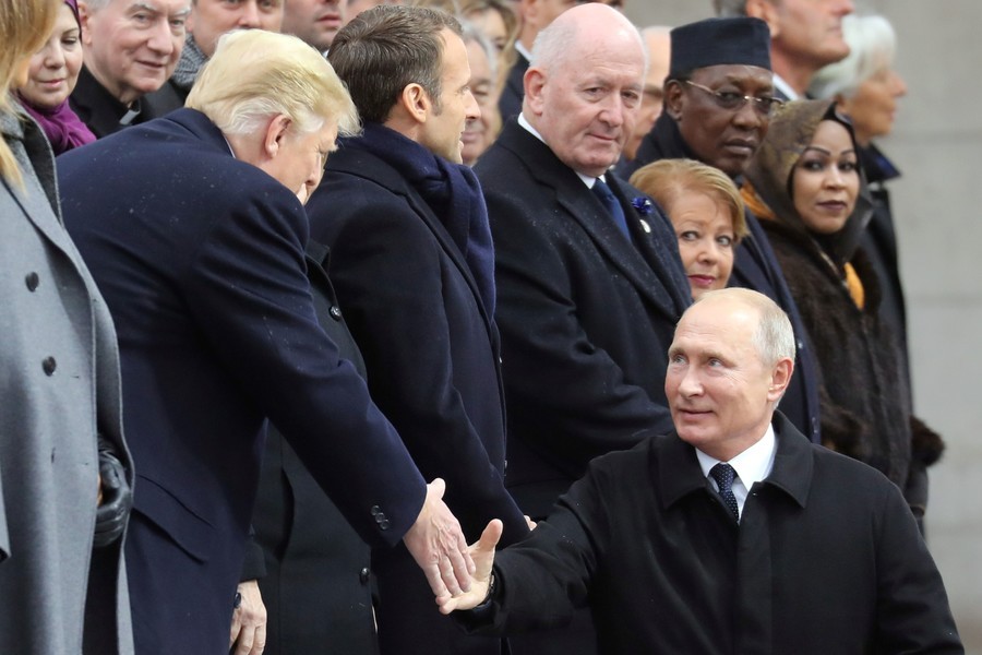 Theo RT, Tổng thống Nga Putin đã bắt tay người đồng cấp Mỹ Donald Trump và phu nhân Melania khi có mặt tại thủ đô Paris để tham dự sự kiện kỷ niệm 100 năm kết thúc Chiến tranh Thế giới Thứ nhất vào sáng 11/11 (giờ địa phương). Ảnh: Reuters.