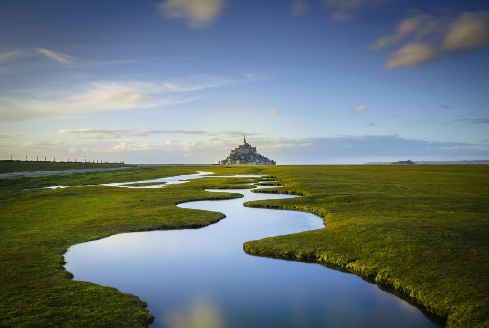 Xã đảo Le Mont-Saint-Michel là một trong số những địa điểm nổi tiếng nhất ở Pháp với khoảng hàng triệu du khách ghé thăm mỗi năm. Được biết, Mont-Saint-Michel và vịnh biển của nó đã được UNESCO công nhận là Di sản thế giới. (Nguồn ảnh: Sputnik)