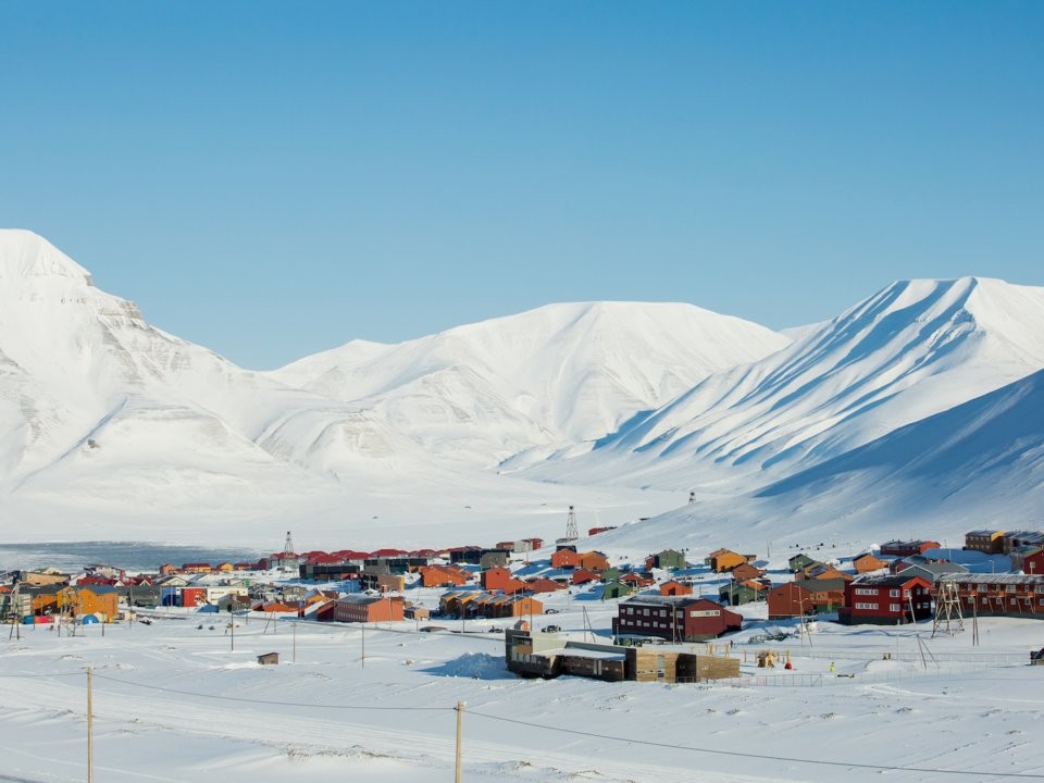 Theo Insider, thị trấn Longyearbyen nằm trên quần đảo Svalbard của Na Uy, cách Bắc Cực khoảng 1.046 km. Đây là một trong những khu định cư có người ở xa xôi nhất hành tinh. (Nguồn ảnh: Insider)