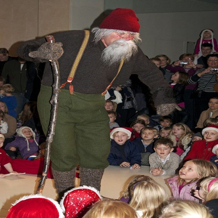 Theo Mirror, có tới 13 "ông già Noel" Yule Lads tại Iceland. 13 ngày trước đêm Giáng sinh tại Iceland, Yule Lads đầu tiên sẽ xuống núi và ghé thăm từng nhà để đặt quà vào những đôi giày của các em nhỏ trong lúc chúng ngủ. Những đứa trẻ ngoan sẽ nhận được kẹo hoặc quà và ngược lại, nếu cư xử ngỗ nghịch, chúng sẽ nhận được khoai tây thối. Ảnh: Mirror.