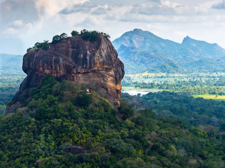 Pháo đài đá Sigiriya cao 200 mét là một di tích lịch sử và thắng cảnh thu hút nhiều du khách của  đất nước Sri Lanka. Xung quanh cổ thành Sigiriya có hệ thống hào nước, ao hồ và vườn cảnh cùng các công trình kiến trúc. Pháo đài này được ví như kỳ quan thiên nhiên thứ 8 của thế giới. (Nguồn ảnh: Insider)