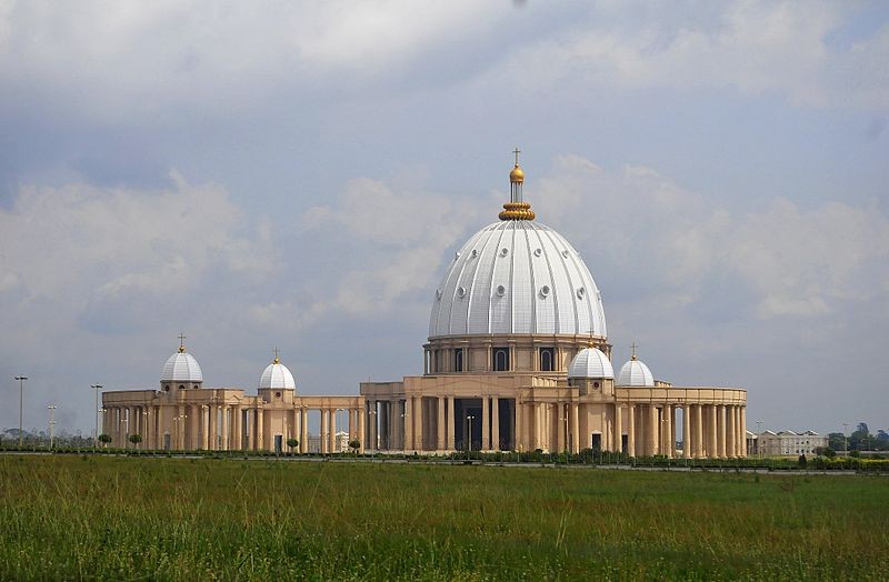 Nằm ở trung tâm thành phố Yamoussoukro, Bờ Biển Nhà, Vương cung Thánh đường Đức Mẹ Hòa Bình là  nhà thờ lớn nhất Châu Phi và là một trong những nhà thờ lớn nhất thế giới. Ảnh: Wikipedia.