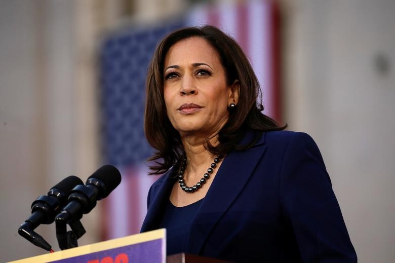 Theo hãng thông tấn Reuters, nữ Thượng nghị sĩ Kamala Harris đã khởi động cuộc đua vào Nhà Trắng năm 2020 với việc "công kích" các chính sách của đương kim  Tổng thống Mỹ Donald Trump trong cuộc vận động tranh cử tại quê nhà của bà ở Oakland, bang California. (Nguồn ảnh: Reuters)