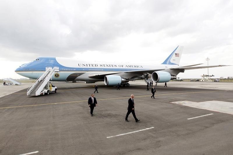 Không lực Một (Air Force One) là chuyên cơ được sử dụng trong các chuyến công du của Tổng thống Mỹ và dĩ nhiên, nó cũng sẽ là phương tiện đưa Tổng thống Trump tới dự Thượng đỉnh Mỹ-Triều lần 2 sắp tới tại Việt Nam. Được biết, Air Force One là tên gọi cho bất kỳ máy bay nào thuộc Không quân Mỹ dùng để chở tổng thống. Ảnh: Reuters.