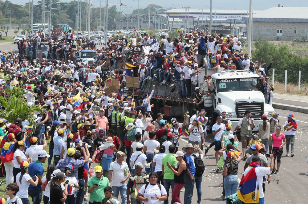 Theo Al Jazeera, hàng trăm người dân Venezuela đã tập trung tại cây cầu quốc tế Simon Bolivar bên phía Colombia nối Cucuta với San Antonio ở bang Tachira (Venezuela) để thành lập một hành lang cho phép hàng viện trợ nhân đạo vào Venezuela. (Nguồn ảnh: Al Jazeera)