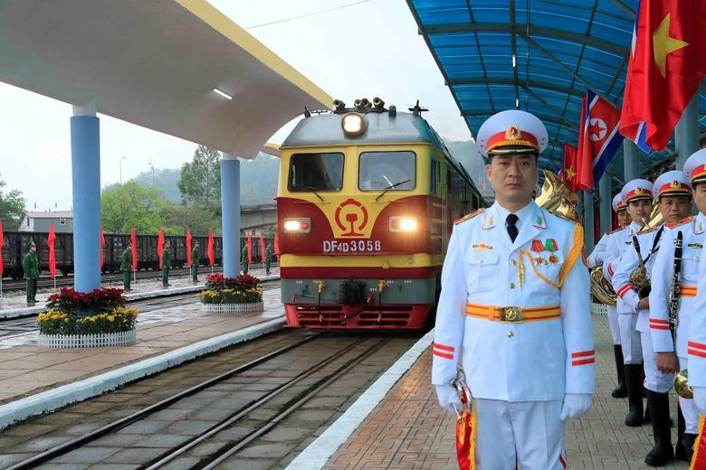 Khoảng 8h10 sáng 26/2, đoàn tàu chở Chủ tịch Triều Tiên Kim Jong-un đã tới Ga Đồng Đăng, Lạng Sơn. Ảnh: Reuters.