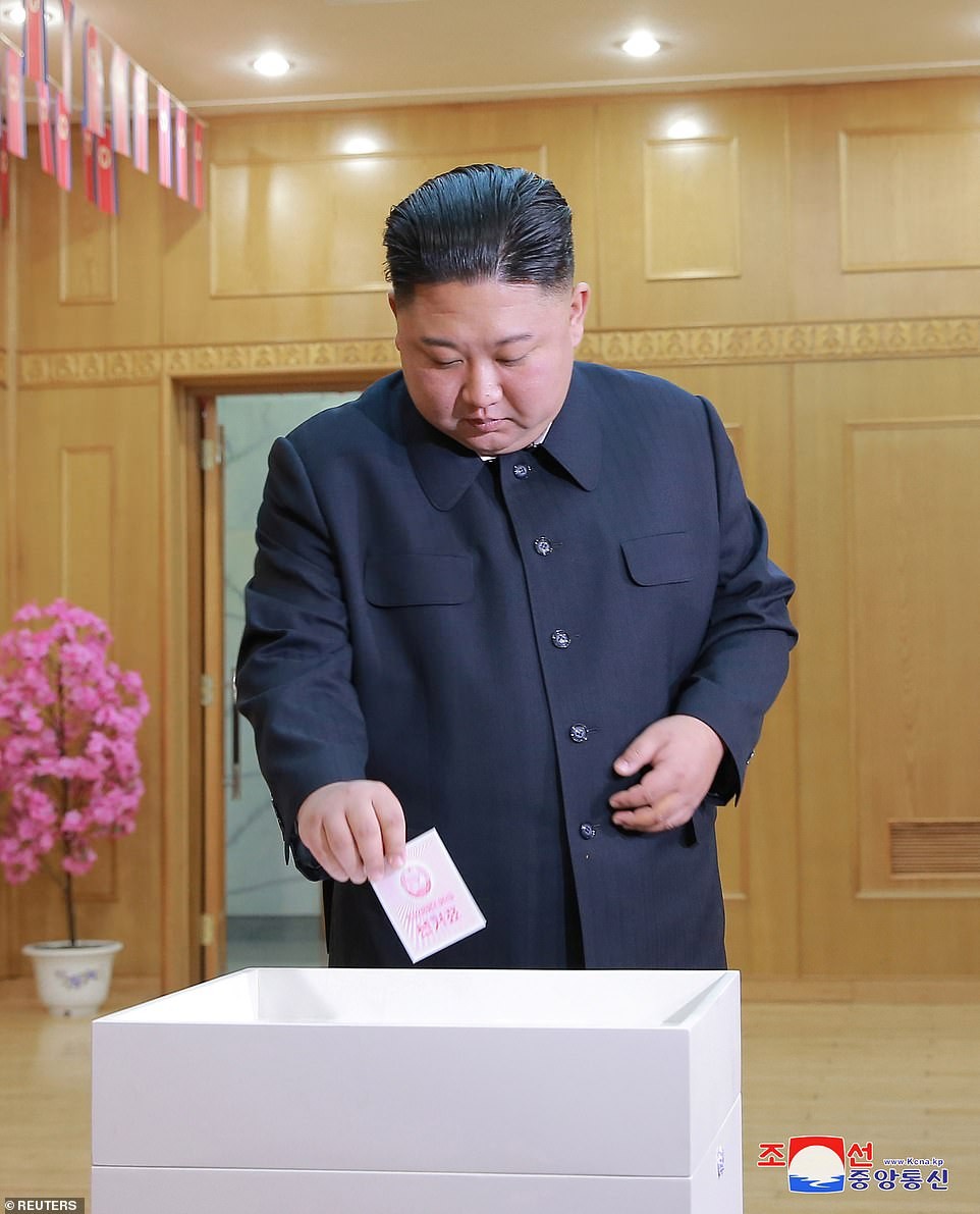 Ngày 10/3, Chủ tịch Kim Jong-un cùng hàng triệu người dân  Triều Tiên đã đi bỏ phiếu bầu Quốc hội khóa 14 nhiệm kỳ 5 năm. Trong cuộc bầu cử này, người dân Triều Tiên sẽ lựa chọn ra những đại biểu khóa mới cho Hội đồng Nhân dân Tối cao - cơ quan lập pháp của Triều Tiên. Ảnh: Reuters.